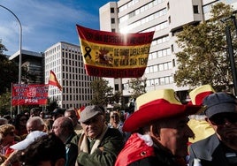 Los manifestantes, en la Plaza de Castilla, lugar de la protesta contra el Gobierno.