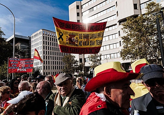 Los manifestantes, en la Plaza de Castilla, lugar de la protesta contra el Gobierno.