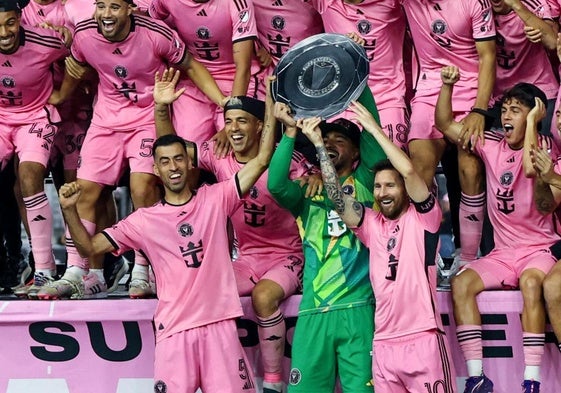 Leo Messi, Sergio Busquets y Drake Callender levantando el trofeo de campeón de la Supporters Shield