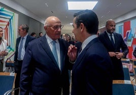 Los presidentes de Banco Sabadell, Josep Oliu, y BBVA, Carlos Torres, conversan en un foro económico celebrado hace pocas semanas.