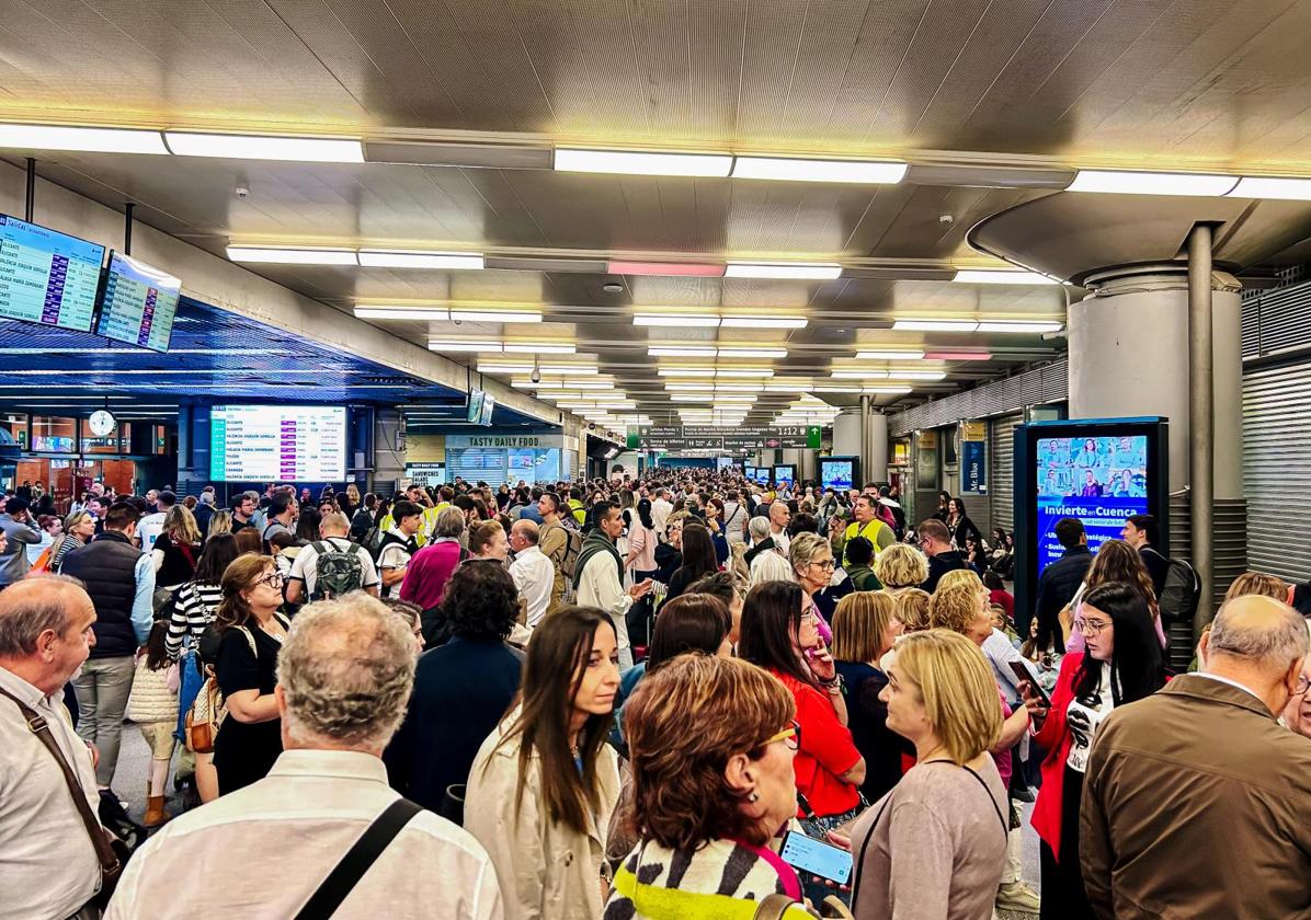 El caos en la estación de Atocha obliga a suspender 22 trenes y hay casi 14.000 afectados