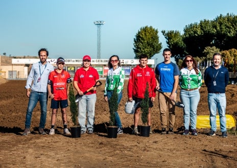 Imagen secundaria 1 - Principio de la plantación con los campeones del motocross