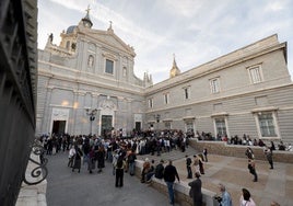 Asistentes al acto de reparación a las víctimas de abusos de la Iglesia, celebrado en la catedral de la  Almudena (Madrid).