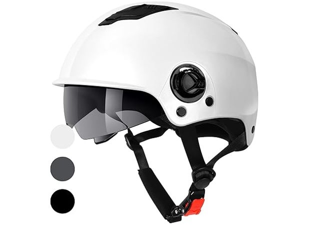 Casco blanco con gafas para monopatín eléctrico o bicicleta.