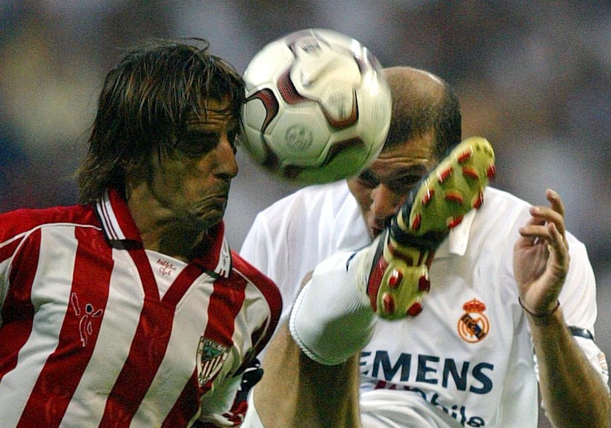 Alkiza y Zidane cabecean un balón en un partido entre el Athletic y el Real Madrid en la temporada 2002-2003.