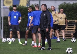 Hansi Flick, durante el entrenamiento del Barça previo al duelo ante el Bayern.