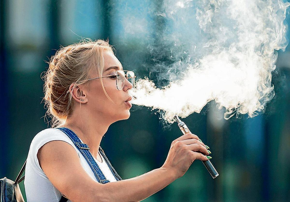 Una joven vapeando.