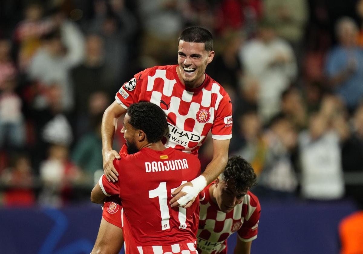 Miguel Gutiérrez celebra junto a Danjuma su gol al Slovan.