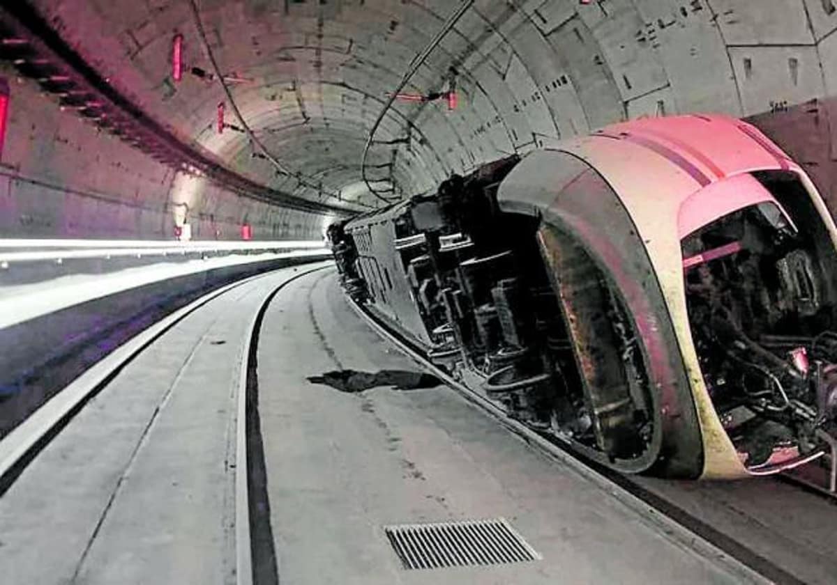 Estado en el que quedó el tren AVE que descarriló el sábado en el túnel que une las estaciones madrileñas de Atocha y Chamartín.