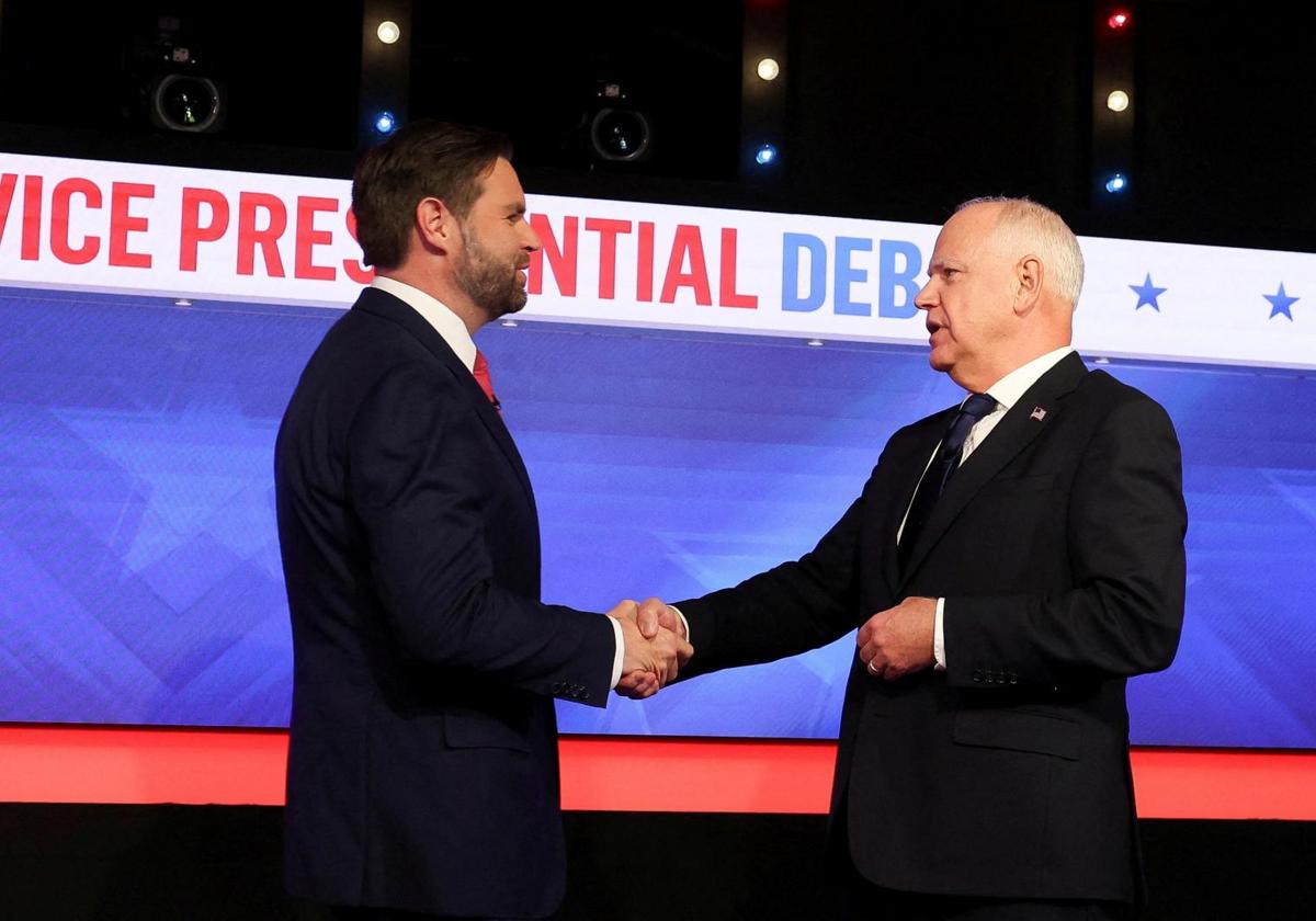 Los candidatos a vicepresidente J. D. Vance y Tim Walz se saludan durante el debate electoral del pasado 1 de octubre.