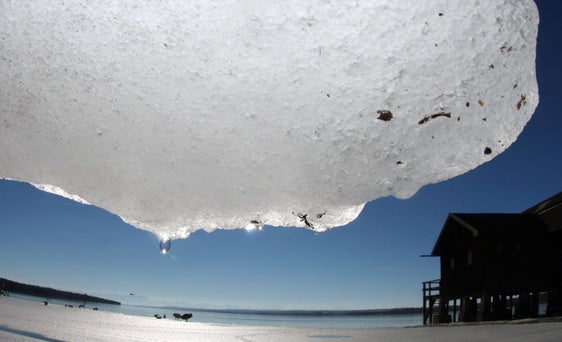 Un bloque de hielo se funde en Alemania.