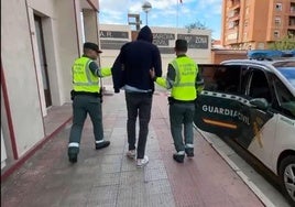 Dos agentes de la Guardia Civil guían al conductor kamikaze para prestar declaración ante el juez.