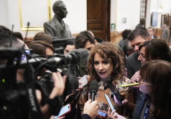 La vicepresidenta primera del Gobierno y ministra de Hacienda, María Jesús Montero y el titular de Presidencia, Justicia y Relaciones con las Cortes, Felix Bolaños