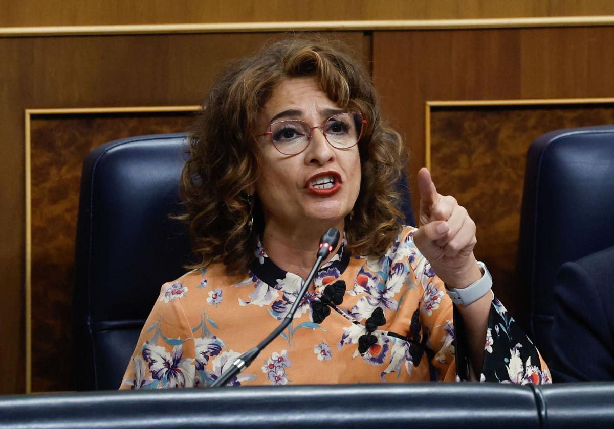 La vicepresidenta primera y ministra de Hacienda, María Jesús Montero, durante la sesión de control al Gobierno, en el Congreso de los Diputados