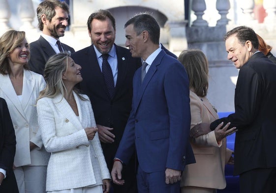 El presidente del Gobierno este martes con varios de sus ministros antes de la cumbre luso-española celebrada en Faro (Portugal)