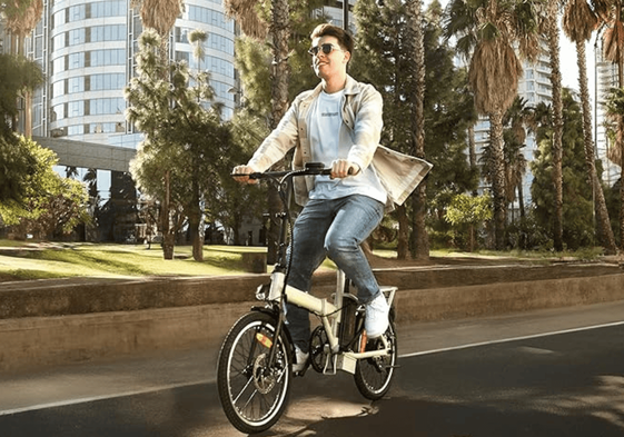 Despídete del patinete con esta bicicleta eléctrica plegable