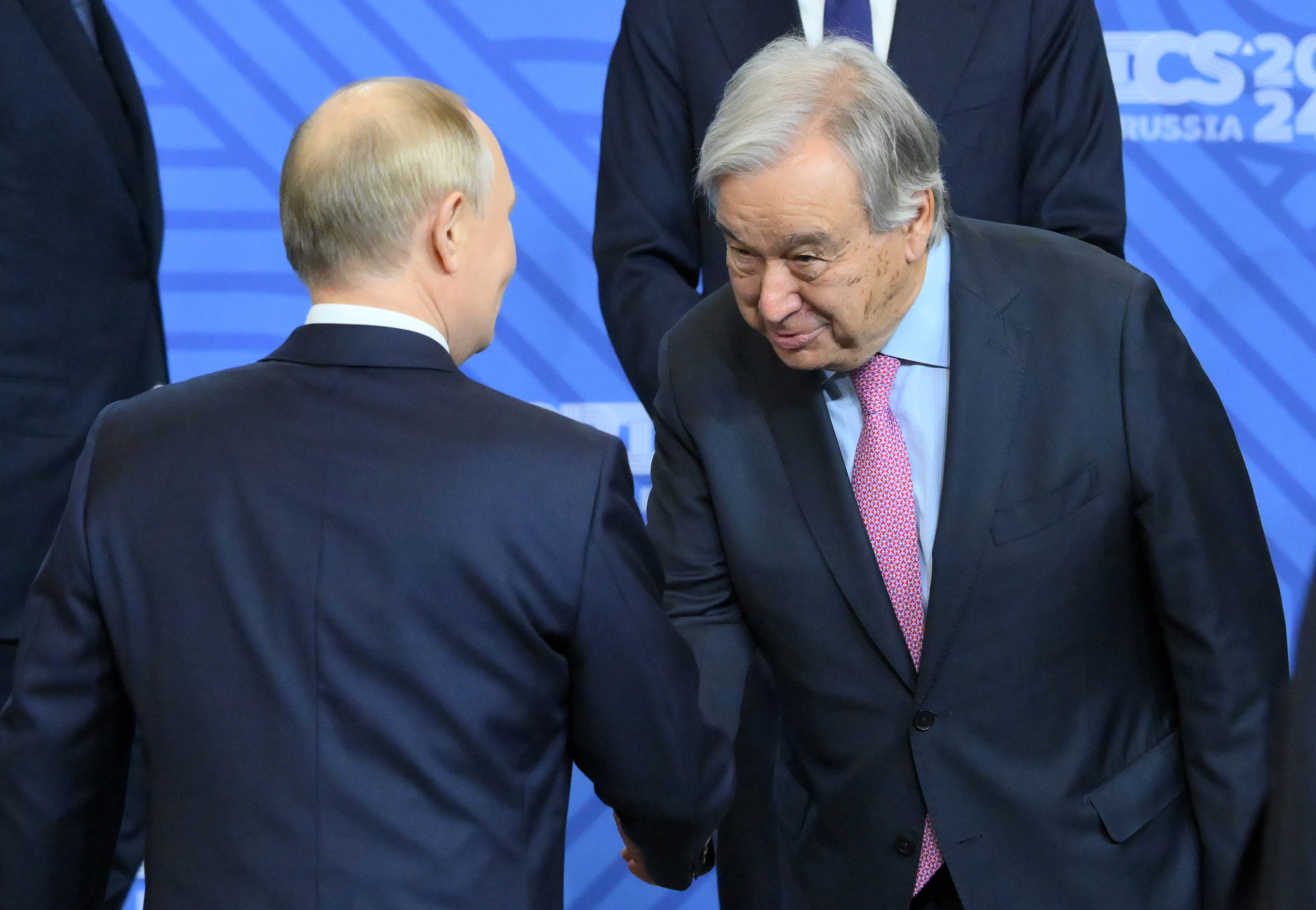 グテーレス氏、プーチン大統領と握手、ウクライナで憤りを爆発