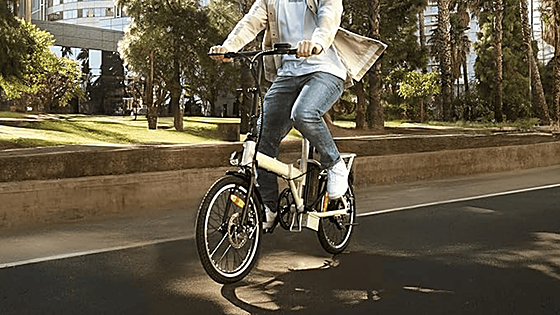 Despídete del patinete con esta bicicleta eléctrica plegable