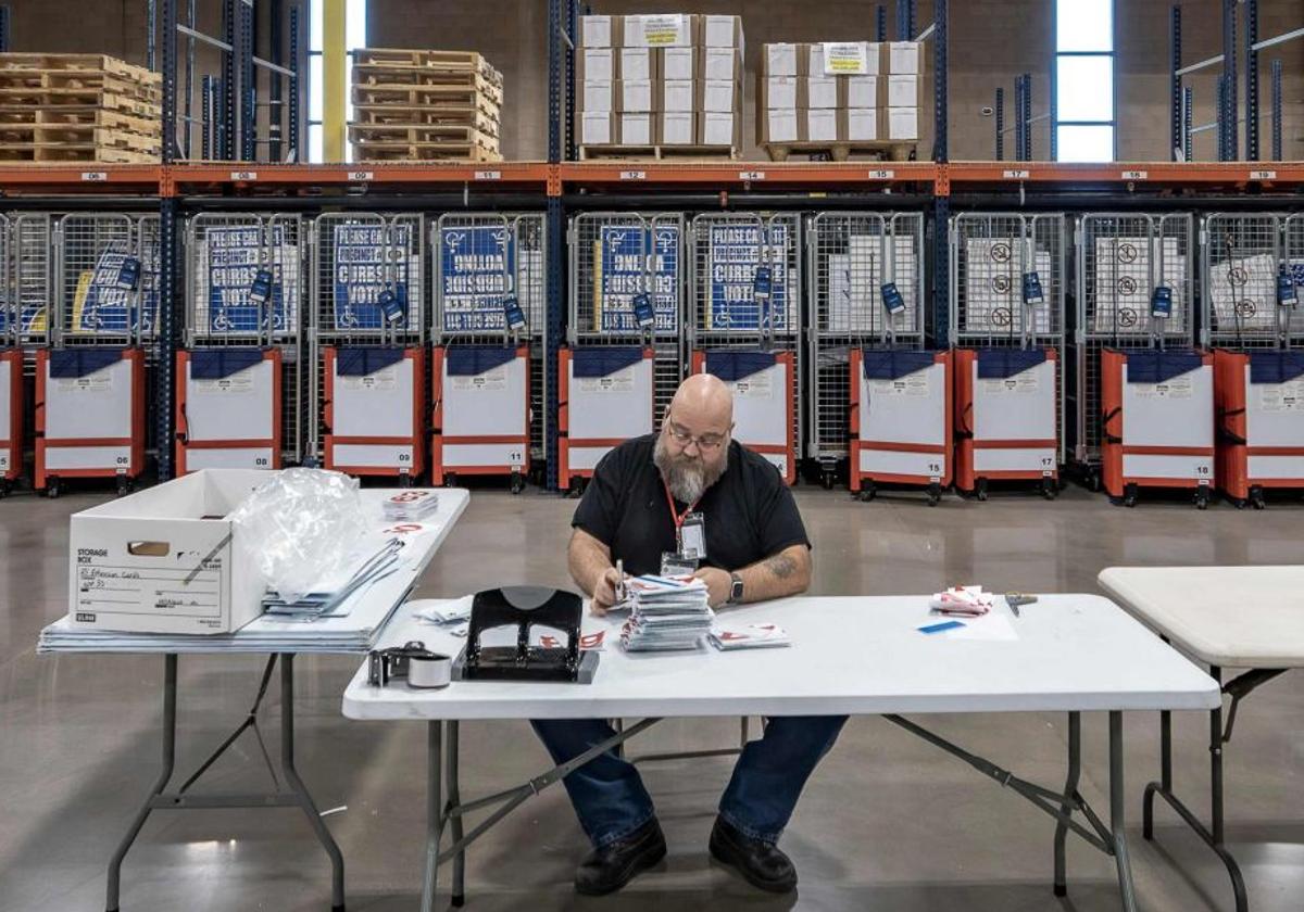 Un funcionario electoral prepara el material en un centro de votación de Florence, en Arizona.