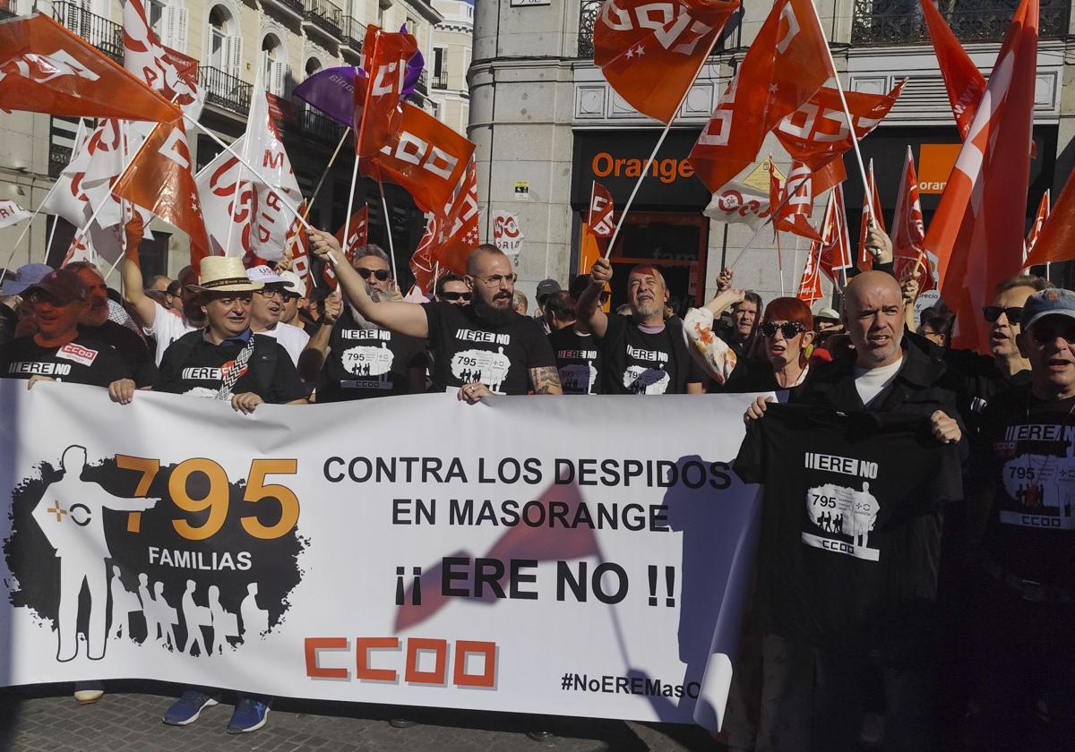 Manifestación de trabajadores de MasOrange contra el ERE.