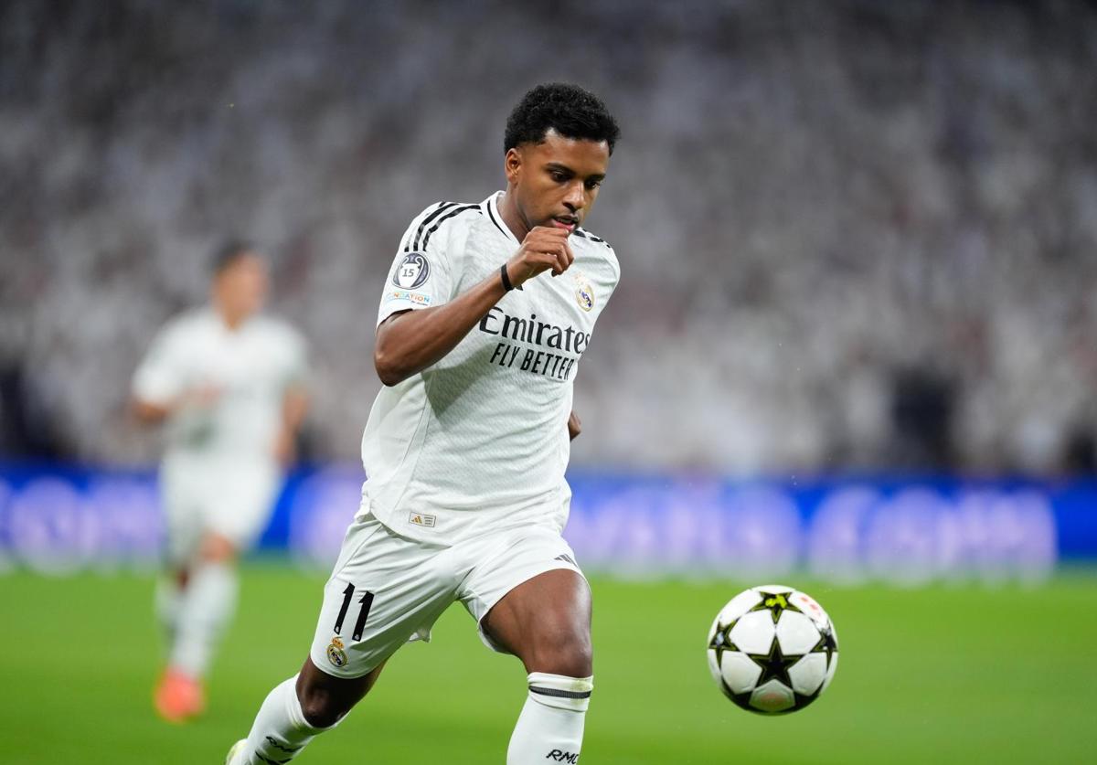 Rodrygo conduce la pelota durante el Real Madrid-Borussia Dortmund.