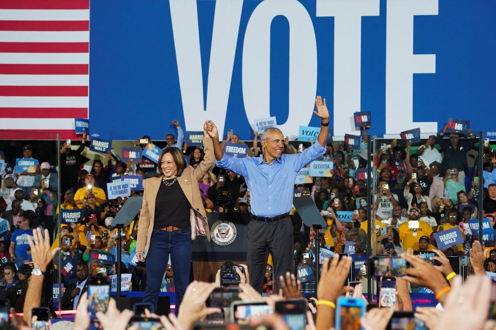 Obama y Harris saludan al público, que escuchó también a Bruce Springsteen.