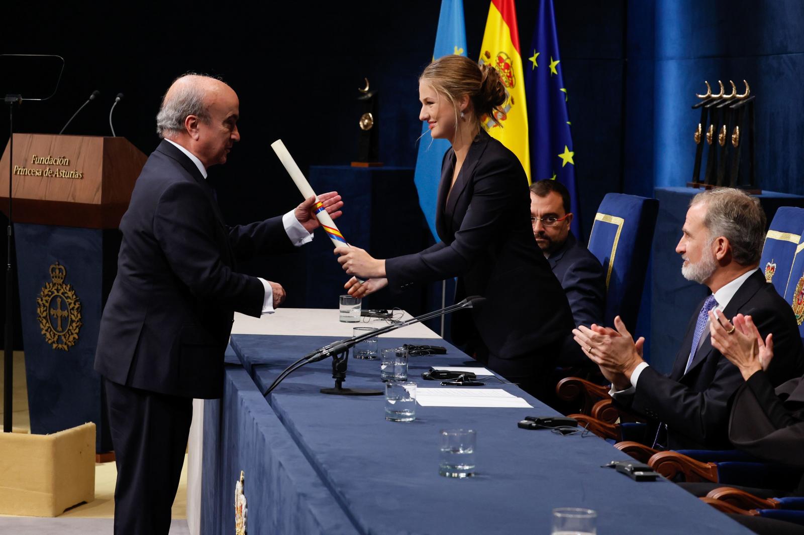 Mariano Jabonero, secretario general de la Organización de Estados Iberoamericanos para la educación, la ciencia y la cultura (OEI), recibe el Premio Princesa de Asturias de Cooperación Internacional de manos de la princesa Leonor.