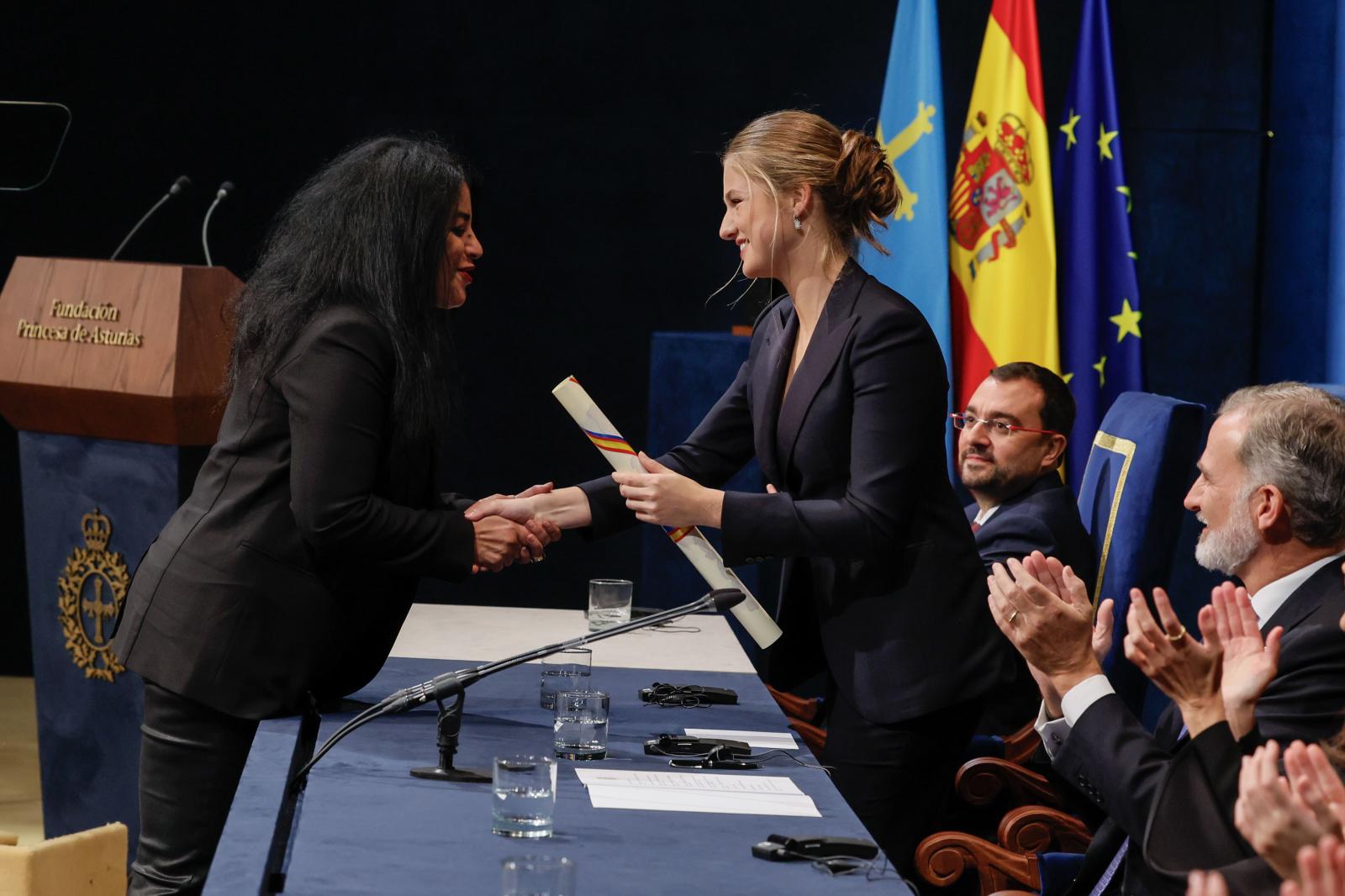 La historietista y pintora Marjane Satrapi recibe el Premio Princesa de Asturias de Comunicación y Humanidades de manos de la princesa Leonor.