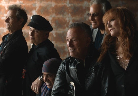 Springsteen junto a parte de la E Street Band en una imagen promocional del documental.