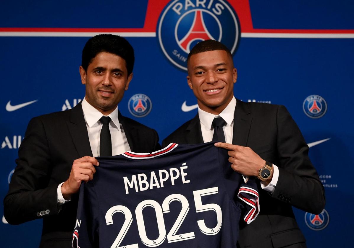 Nasser Al-Khealifi y Kylian Mbappé, tras la última renovación del jugador con el PSG, en 2022.