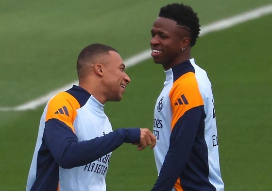 Mbappé y Vinicius sonríen en el último entrenamiento del Real Madrid antes del clásico.