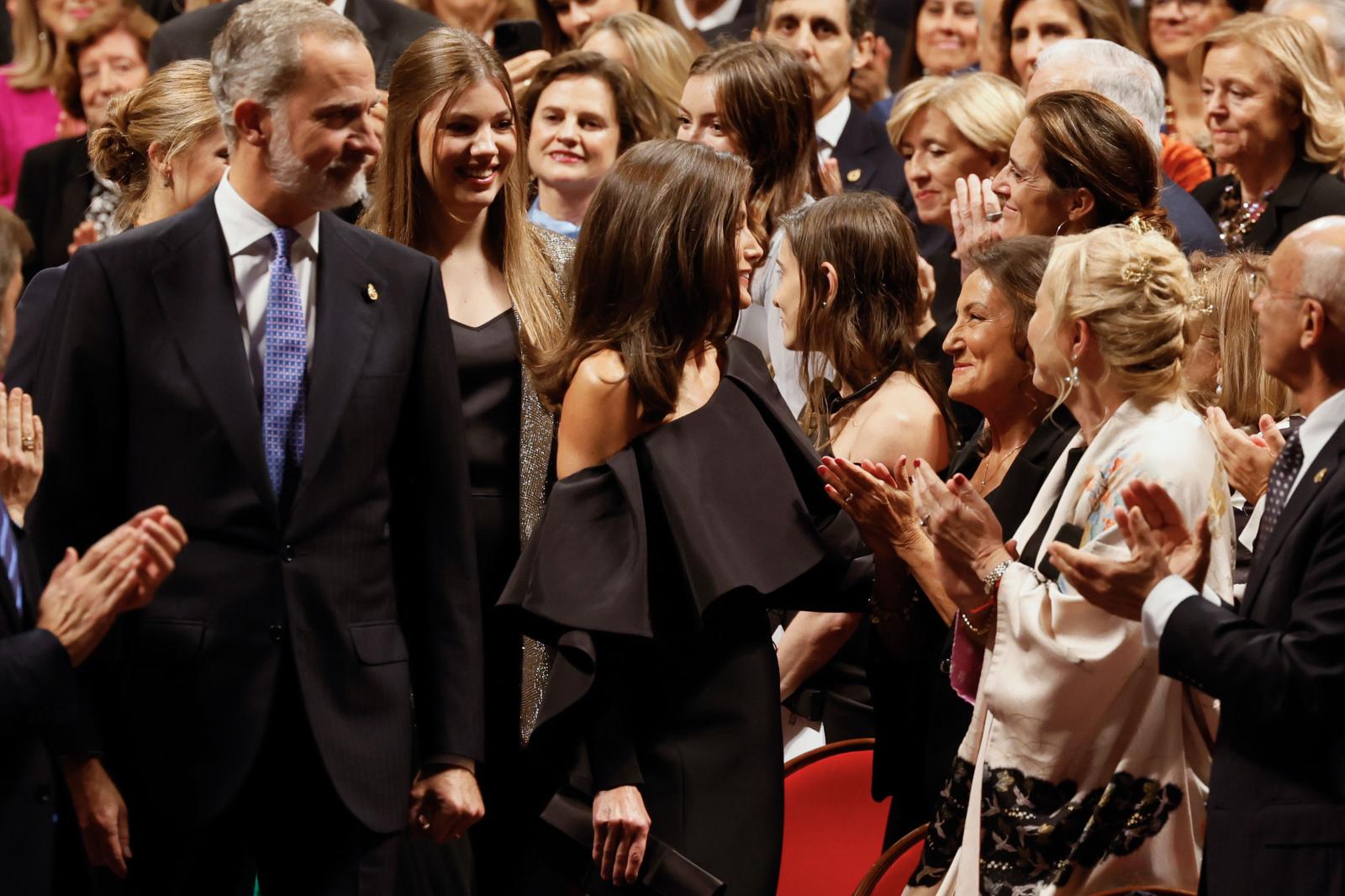 La reina Letizia saluda a su madre, Paloma Rocasolano, a su llegada a la ceremonia de entrega.