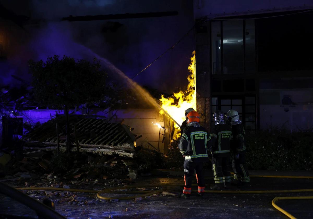 Imagen principal - Los bomberos de Santander trabajan en la extinción del incendio.