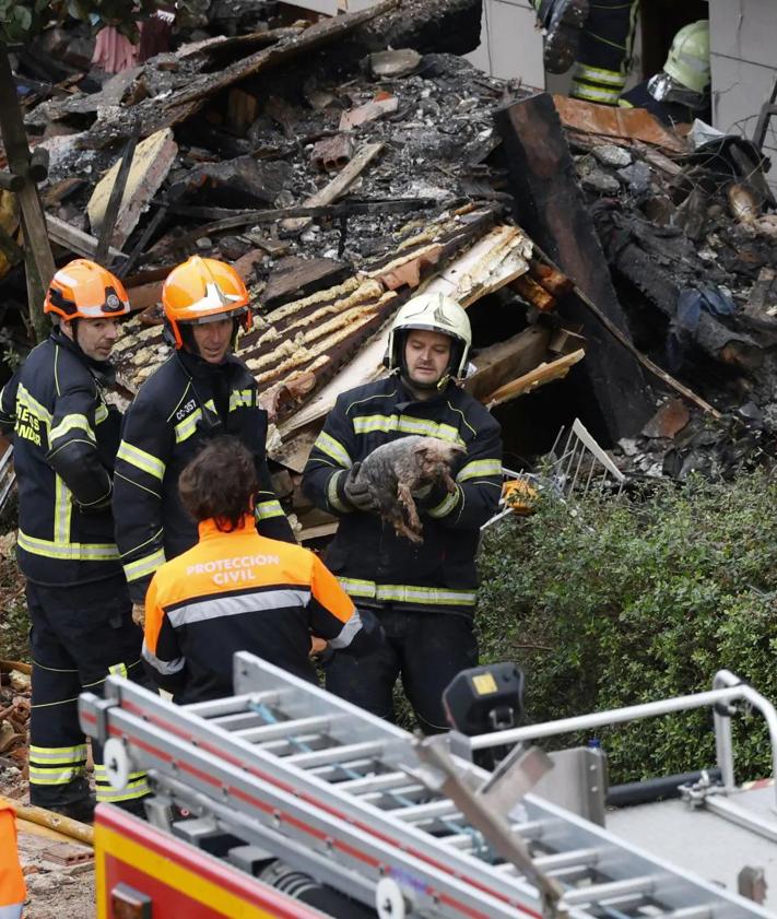 Imagen secundaria 2 - Imagenes del estado en el que ha quedado el edificio tras la explosión.