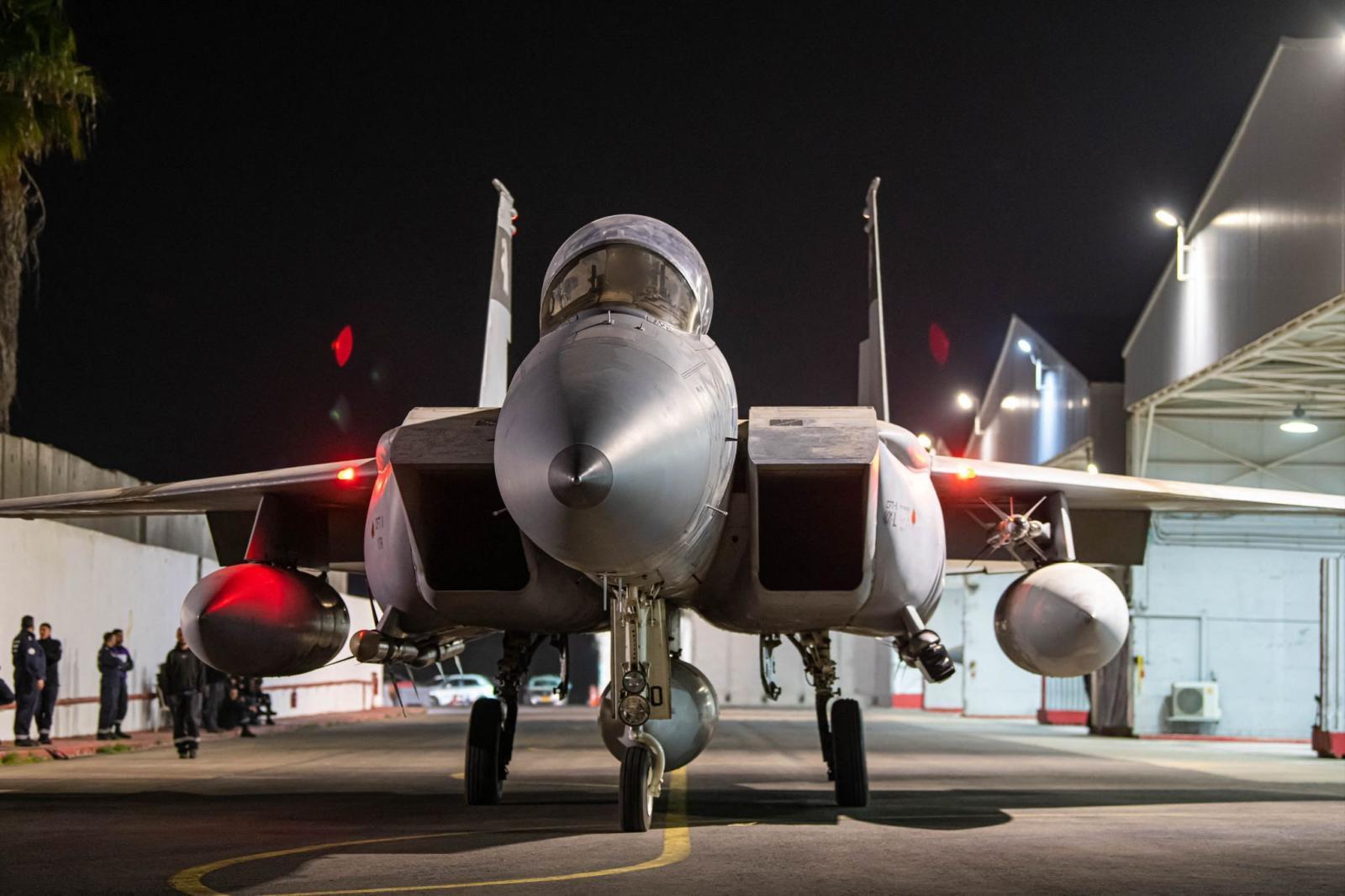 Uno de los aviones de combate utilizados en el ataque a Irán antes de despegar.