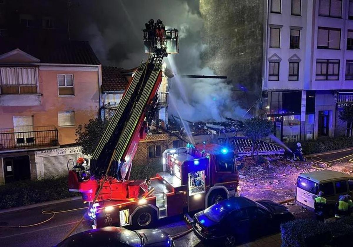 Tres muertos en el derrumbe de un edificio en Santander tras una explosión