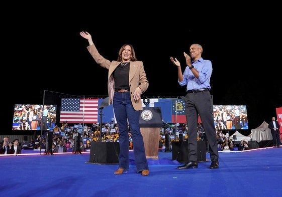 Kamala Harris, en la imagen junto a Barack Obama, protagonizó el jueves el primer mitin de estadio de toda la campaña al reunir a 23.000 personas en Atlanta.