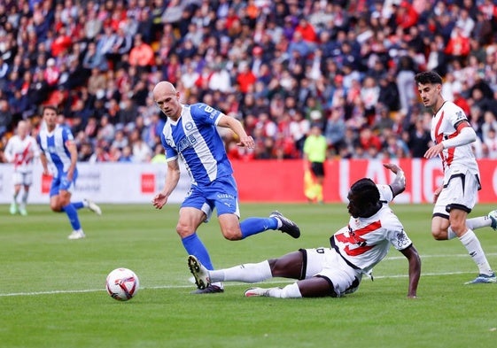 Heroico Rayo, que supera en inferioridad al Alavés y se acerca a Europa