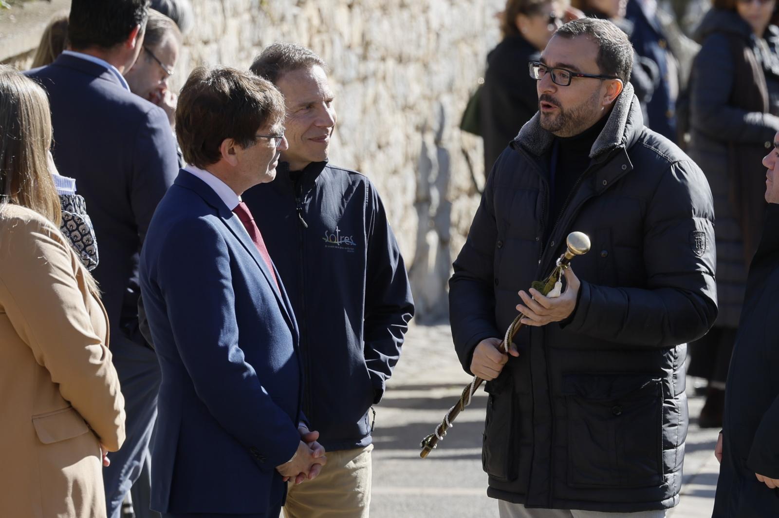 El presidente del Principado de Asturias Adrián Barbón conversa con el alcalde de Sotres mientras esperan la llegada de los reyes de España.