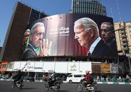 Un enorme mural instalado en Teherán ilustra las advertencias de Irán a sus rivales Benjamín Netanyahu y Joe Biden.