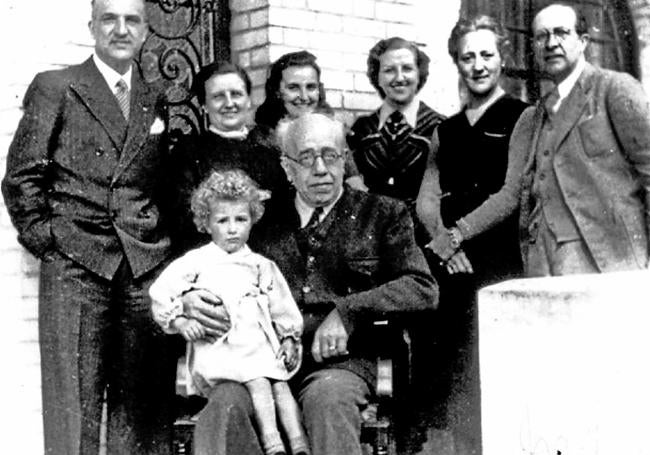 Azaña, que sostiene a su sobrina Susana, acompañado de sus familiares ante el edificio de Pyla sur Mer (en el sur de Francia), donde vivió sus últimos meses, en el verano de 1940.