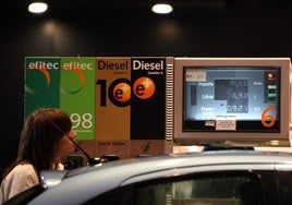 Una mujer llena el depósito en una gasolinera.