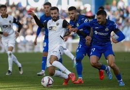 Arambarri rescata de penalti un punto para el Getafe y hunde al Valencia