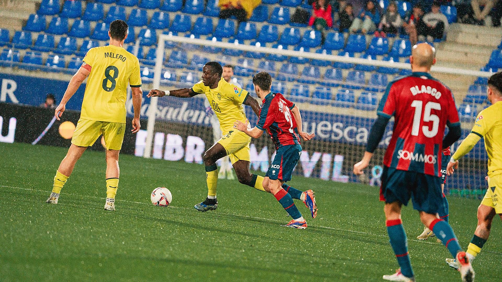 El Almería logra las tablas, en un final frenético, ante un Huesca que