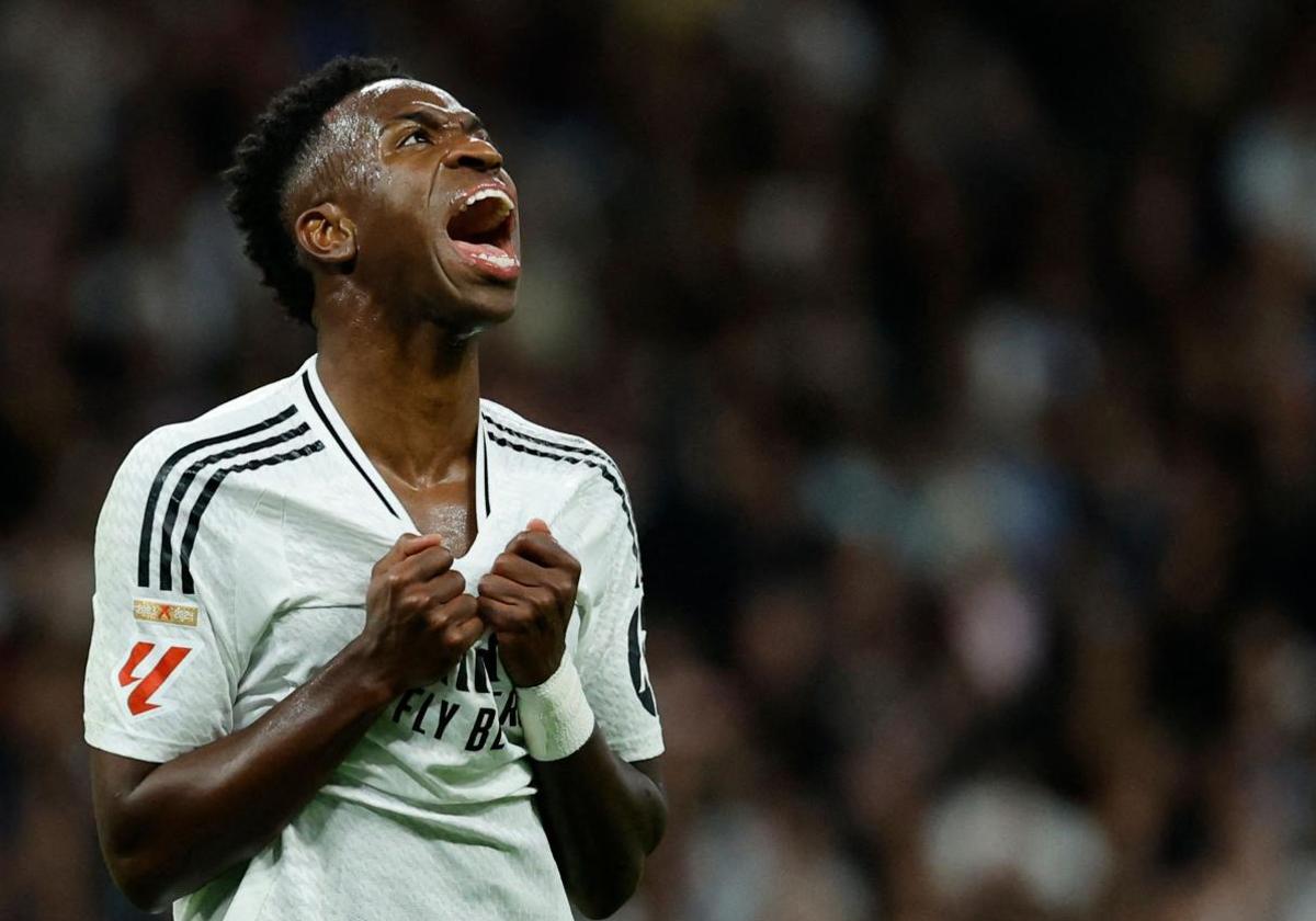 Vinicius se lamenta durante el clásico disputado el sábado en el Bernabéu.