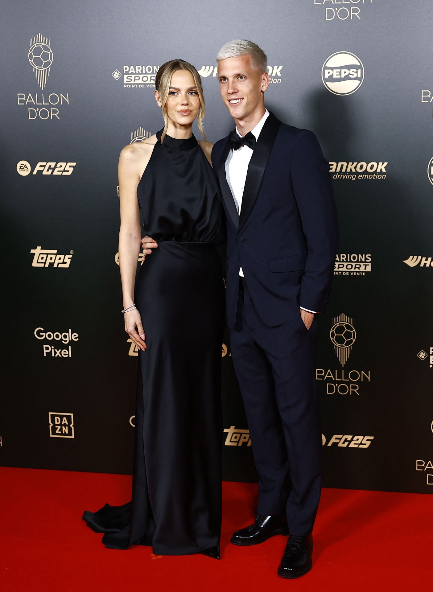 Dani Olmo, futbolista del Barça, y su pareja, Laura Schmitt, posan antes de la ceremonia del Balón de Oro.