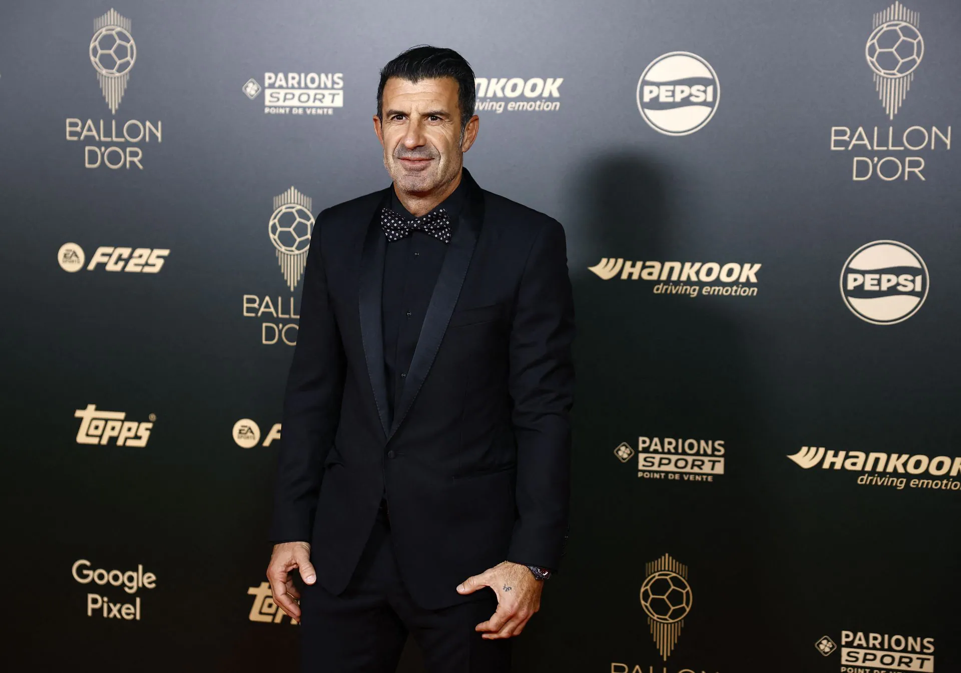 Luis Figo, exfutbolista portugués que pasó por las filas de Barça y Real Madrid, a su llegada a la ceremonia de entrega del Balón de Oro.