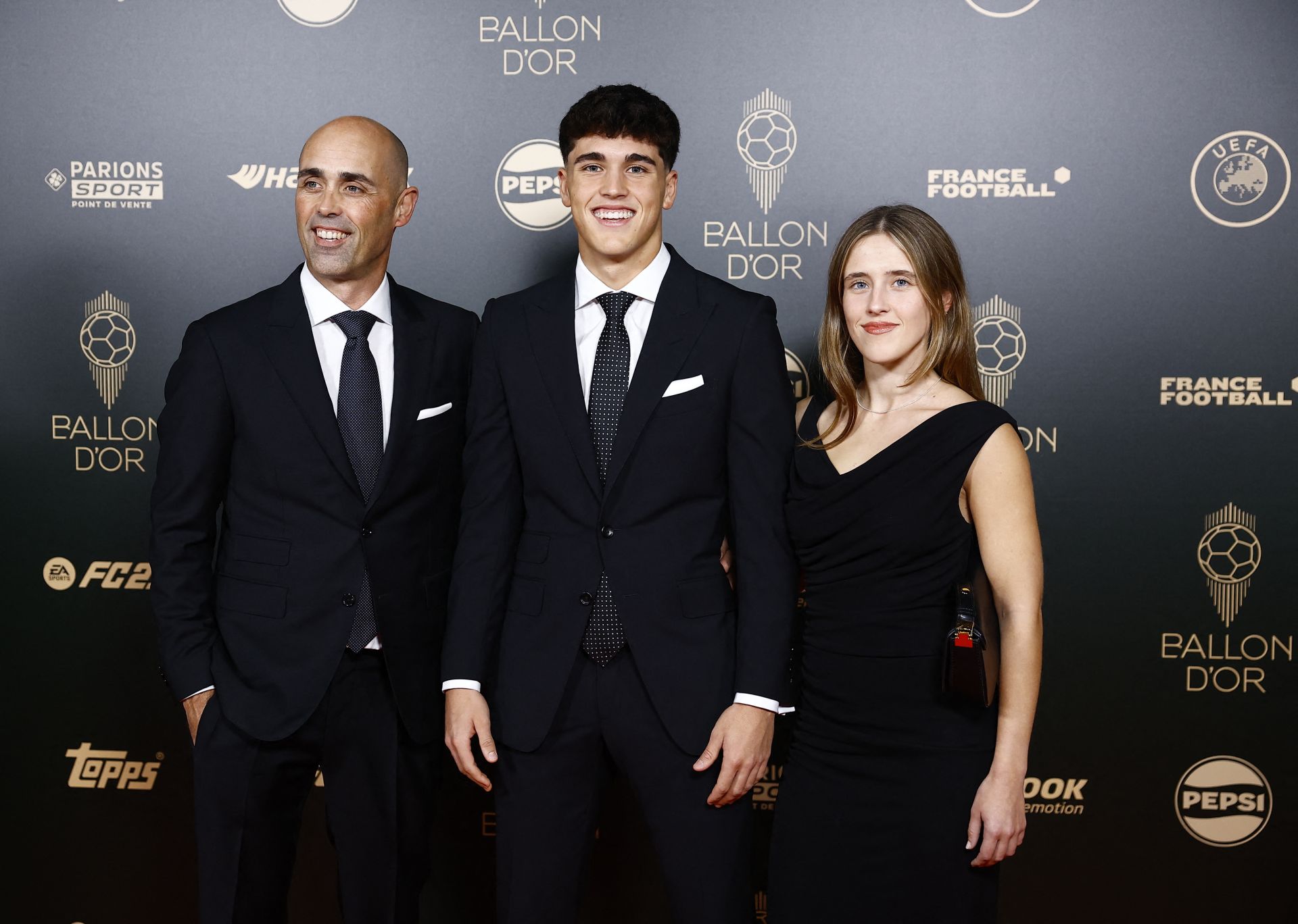 Pau Cubarsí, central del Barça, posa con su familia antes de la gala del Balón de Oro.