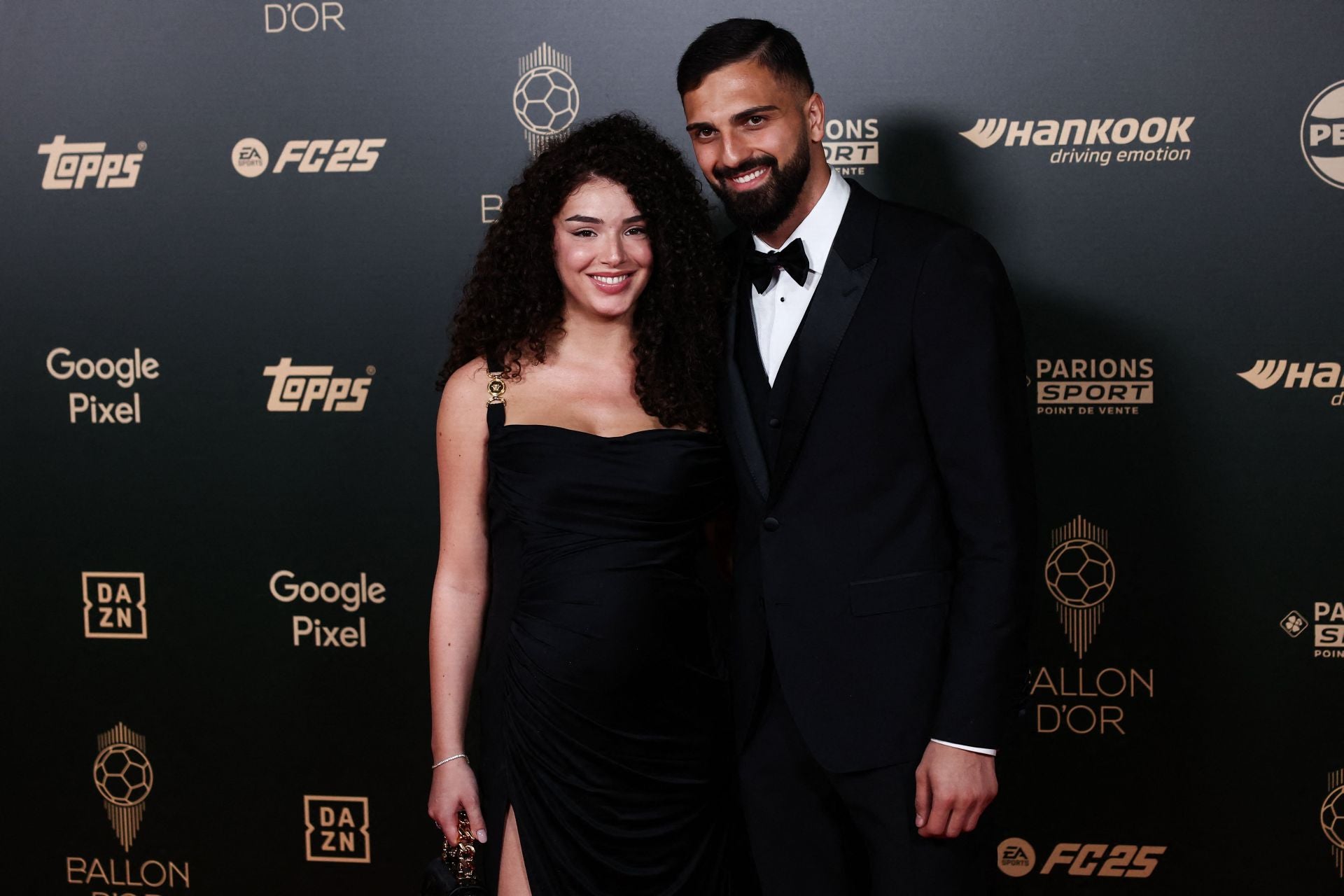 Giorgi Mamardashvili, portero georgiano del Valencia, y su esposa, Elene Epitashvili, posan antes de la ceremonia del Balón de Oro.