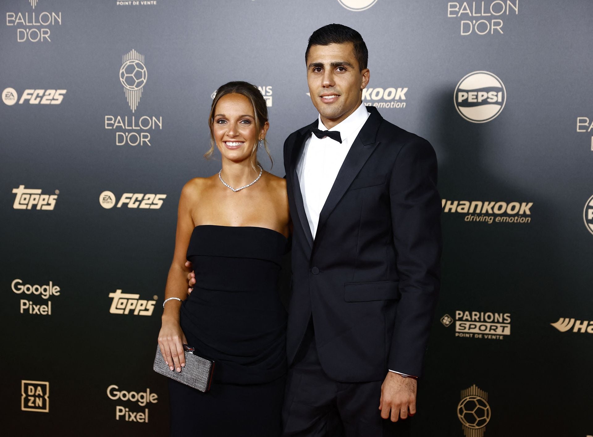 Rodrigo Hernández, centrocampista del Manchester City y de la selección española, y su pareja, Laura Iglesias, a su llegada a la gala de entrega del Balón de Oro.